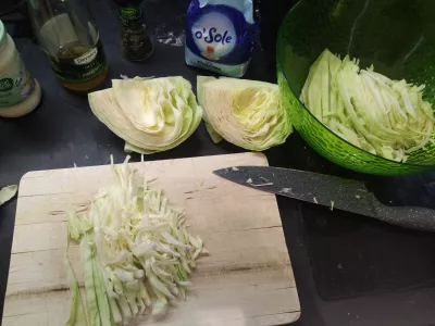 What to eat with Coleslaw? Cabbage carrot salad recipe, easy and vegan : Shred the cabbage in small pieces