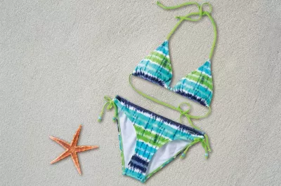 Comment demander &agrave; votre petite amie de modeler un bikini : Bikini portant sur le sable pr&egrave;s d'une &eacute;toile de mer